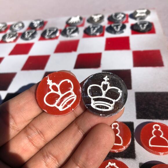 Chess Set - Prestigious Race Colors - Picture 2 of 10